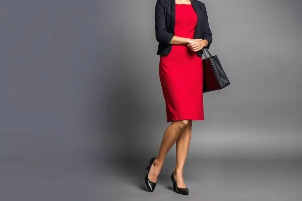 Czerwona sukienka biznesowa z czarnymi eleganckimi czółenkami Czerwona sukienka biznesowa z czarnymi eleganckimi czółenkami