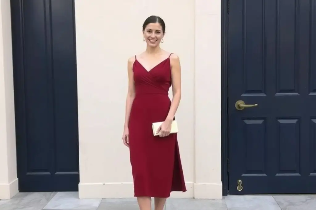 Elegancka czerwona sukienka na wesele w odcieniu bordo z klasycznym krojem Elegancka czerwona sukienka na wesele w odcieniu bordo z klasycznym krojem