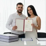 Para młodych na ślubem z aktówką ślubną, przygotowująca dokumenty do wymiany