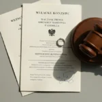 Procedura rozwodowa w Polsce - dokumenty sądowe i młotek sędziowski na stole