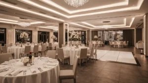 Elegancka sala weselna we Wrocławiu z oświetleniem, stołami przystrojonymi na wesele, widokiem na parkiet taneczny